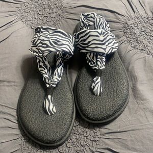 Sanuk sandals sz 8 NWOT